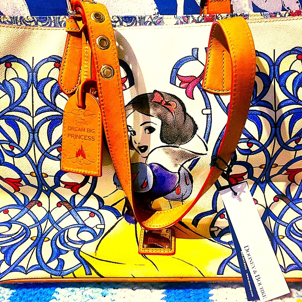 RARE 🍎🪞Disney Dooney and Bourke Snow White Tote 🍎🪞